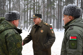 Лукашенко «внезапно» наведался на полигон под Борисовом, снова продинамив министра обороны