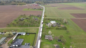 «Фуры растянулись на километры. Стоят вдоль дороги – прямо, боком. Стоят в поле. Водителей жалко»