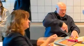 Лукашенко пришел в заведение фастфуда с ножом